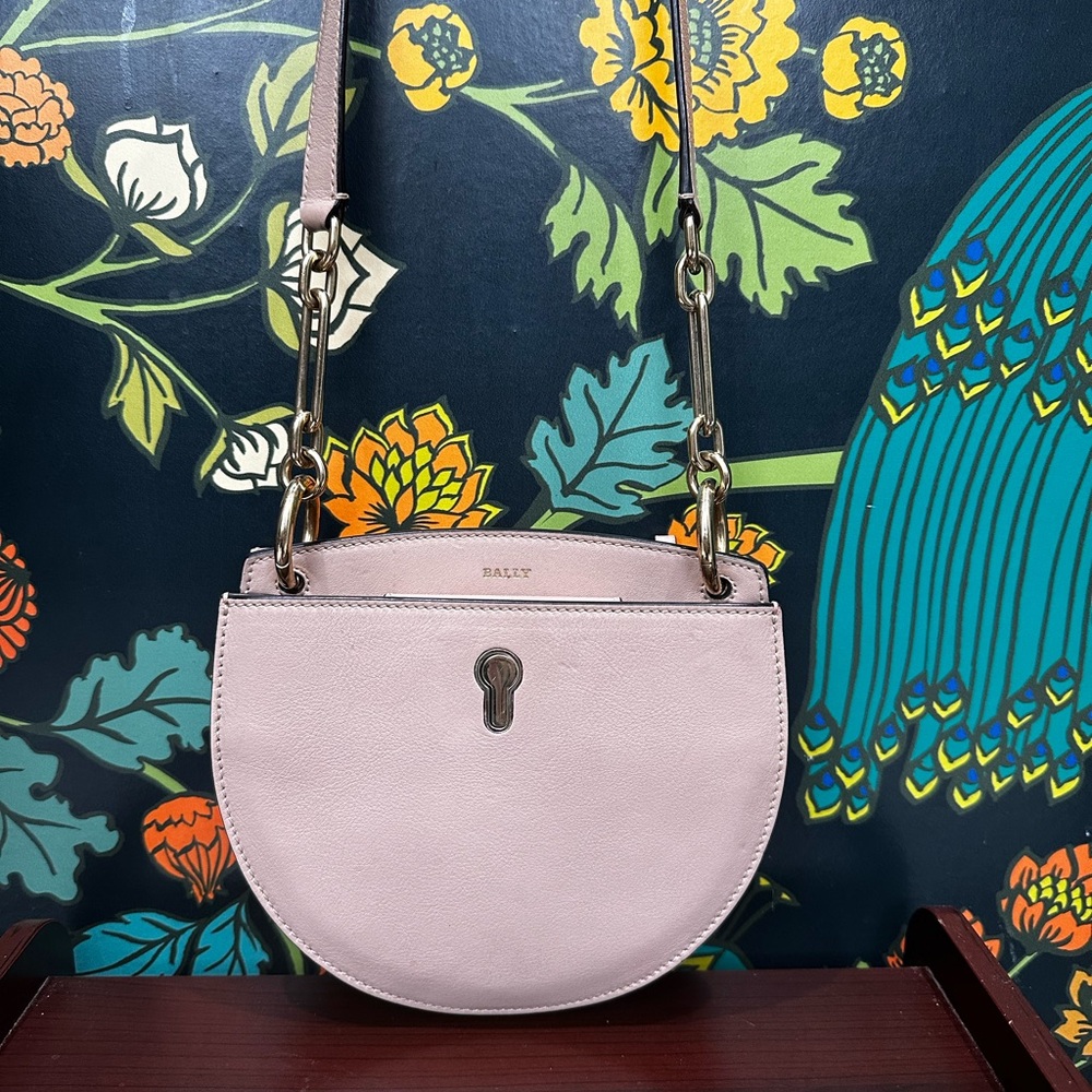Bally Ceycle Leather Shoulder Bag | Made in Italy | Keyhole Hardware - Picture 3 of 11